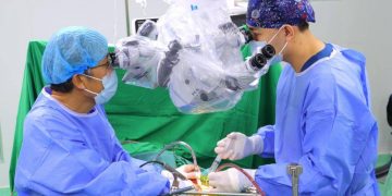 ГССҮТ, БНСУ-ын эмч нарын баг  нурууны мэс засал эмчилгээг микроскоп ашиглан амжилттай хийлээ