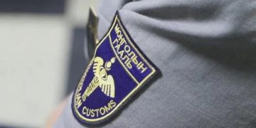 Олон удаагийн үйлдлээр их хэмжээний авлига авсан гаалийн байцаагчдыг саатуулжээ