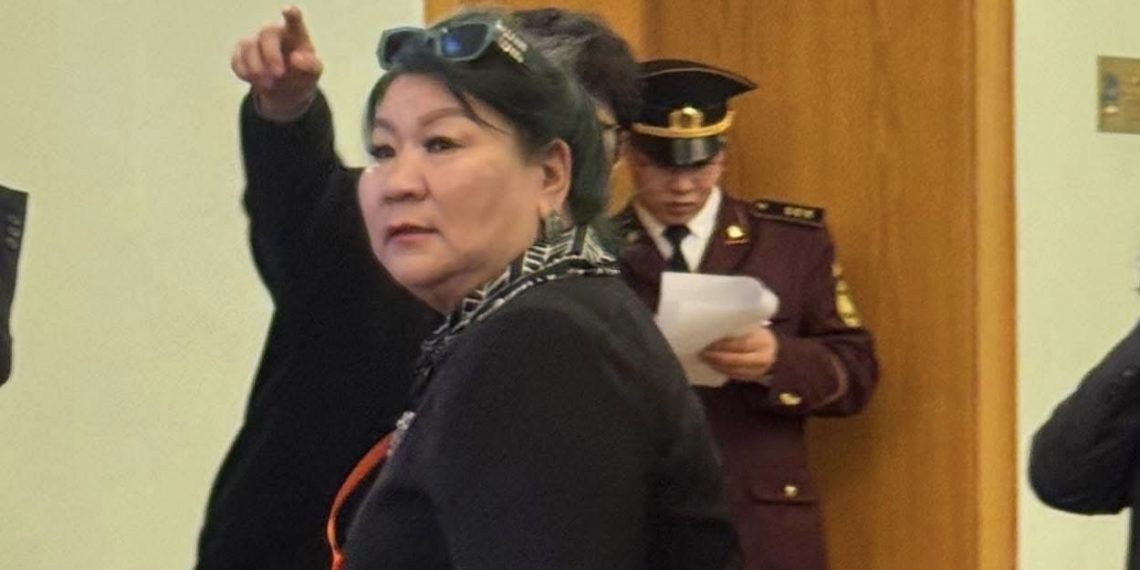 Сэтгүүлчийн биед халдаж, төрийн ордонд нулимж танхайрсан Ц.Оюунжаргалыг 100 мянгаар торгожээ