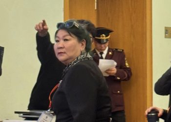 Сэтгүүлчийн биед халдаж, төрийн ордонд нулимж танхайрсан Ц.Оюунжаргалыг 100 мянгаар торгожээ