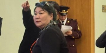 Сэтгүүлчийн биед халдаж, төрийн ордонд нулимж танхайрсан Ц.Оюунжаргалыг 100 мянгаар торгожээ