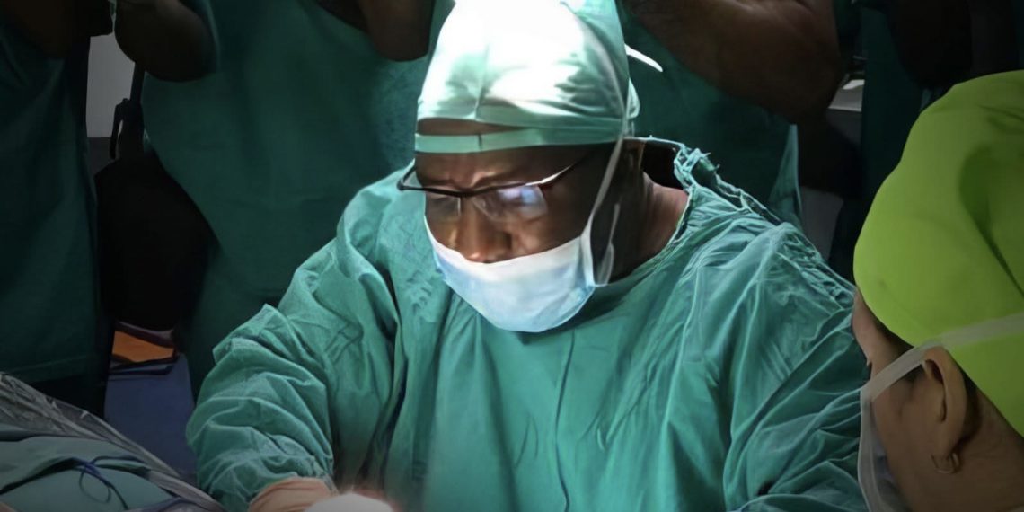 3D технологиор дунд чихний яс суулгасан анхны мэс засал