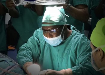 3D технологиор дунд чихний яс суулгасан анхны мэс засал