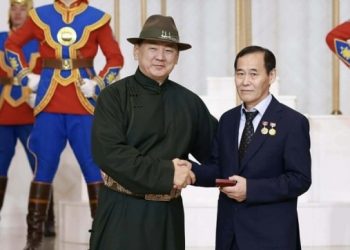 Математикийн багш В.Адъяасүрэнд Ардын багш цол хүртээлээ