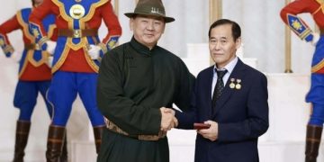 Математикийн багш В.Адъяасүрэнд Ардын багш цол хүртээлээ