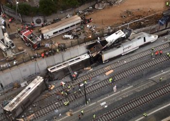 Испанид өндөр хурдны хоёр галт тэрэг мөргөлдсөний улмаас олон хүн амиа алджээ