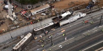 Испанид өндөр хурдны хоёр галт тэрэг мөргөлдсөний улмаас олон хүн амиа алджээ