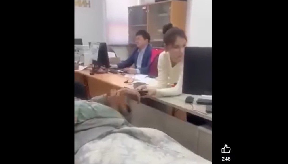 Хэвтэрт байгаа хүнийг дамнуургатай зөөж авчирч, хурууны хээг нь уншуулжээ