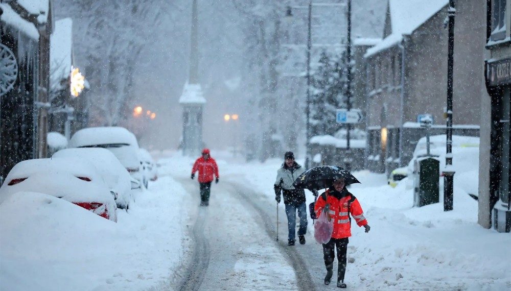 Европт их хэмжээний цас орж, нислэгүүд цуцлагджээ