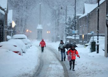Европт их хэмжээний цас орж, нислэгүүд цуцлагджээ