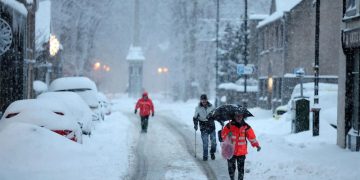 Европт их хэмжээний цас орж, нислэгүүд цуцлагджээ