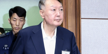 Юн Сок Ёль мөрдөн байцаах ажиллагаанд саад учруулсан хэргээр 5 жилийн хорих ял сонслоо