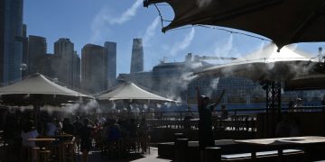 Австралид хэт халж байна