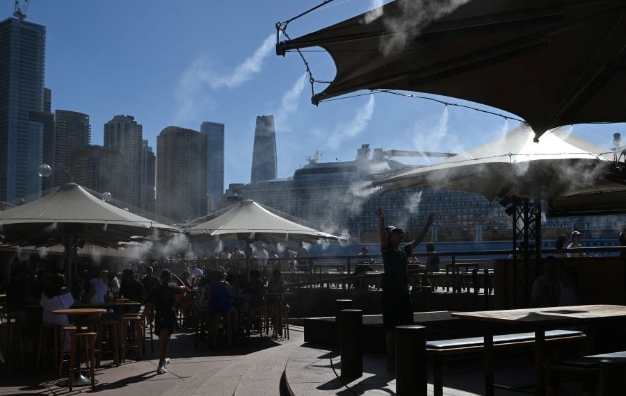 Австралид хэт халж байна