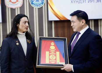Дэлхийд Монгол Улсынхаа нэрийг цуурайтуулж яваа МУГЖ Э.Лхагва-Очирыг Налайх дүүргийн хүндэт иргэнээр өргөмжиллөө