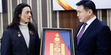 Дэлхийд Монгол Улсынхаа нэрийг цуурайтуулж яваа МУГЖ Э.Лхагва-Очирыг Налайх дүүргийн хүндэт иргэнээр өргөмжиллөө