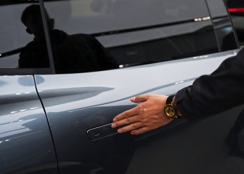 Хятад улс цахилгаан автомашины хаалганы далд бариулыг аюулгүй байдлын шалтгаанаар хориглов