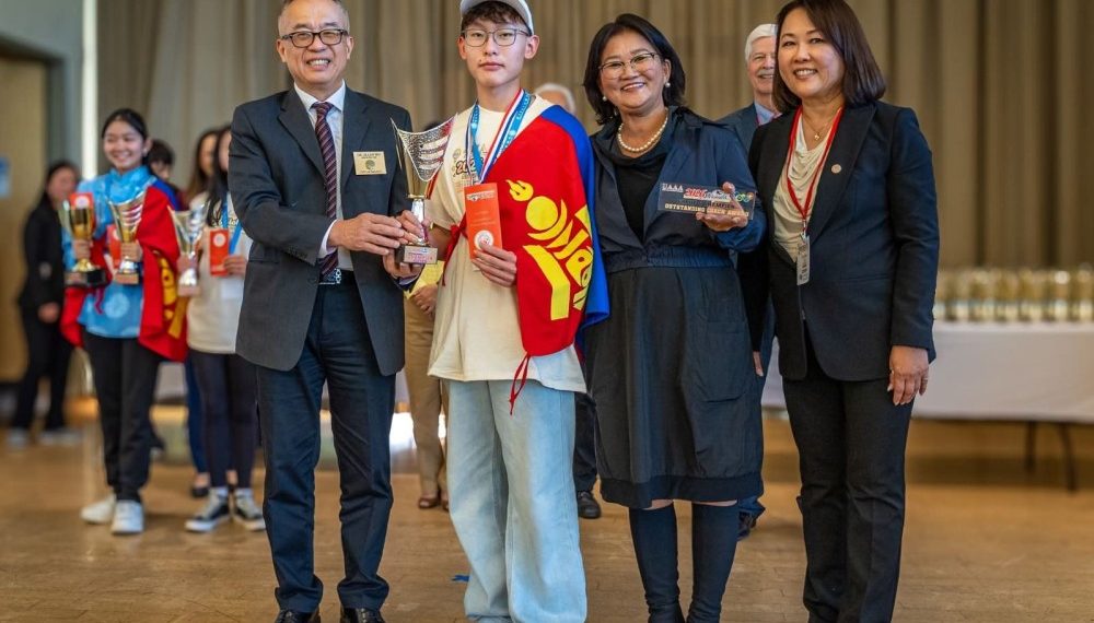 Өвөрхангай аймгийн наймдугаар ангийн сурагч Э.Наранбат дэлхийн цээж тооллын аварга цол хүртлээ