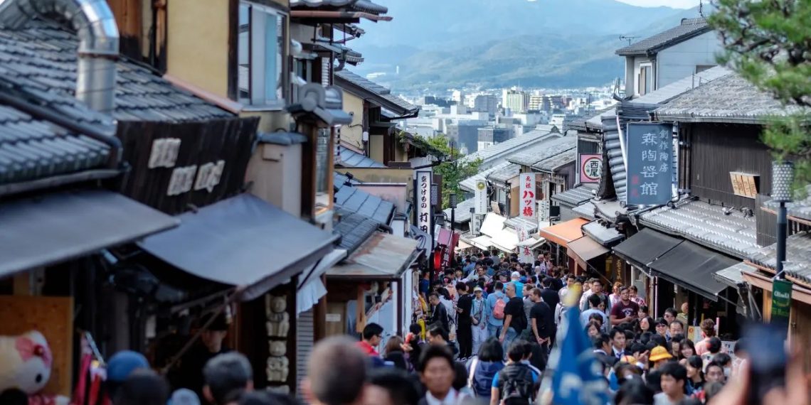 Бүдүүлэг жуулчдаас залхсан Япончууд интоорын цэцгийн баяраа цуцалжээ