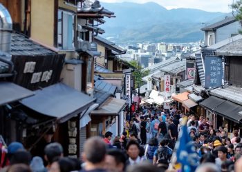 Бүдүүлэг жуулчдаас залхсан Япончууд интоорын цэцгийн баяраа цуцалжээ