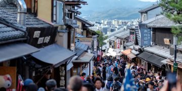 Бүдүүлэг жуулчдаас залхсан Япончууд интоорын цэцгийн баяраа цуцалжээ