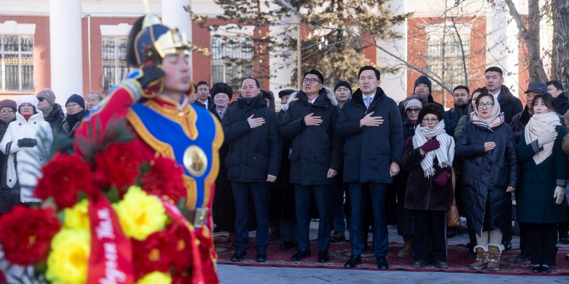 Хорлоогийн Чойбалсангийн хөшөөнд цэцэг өргөжээ