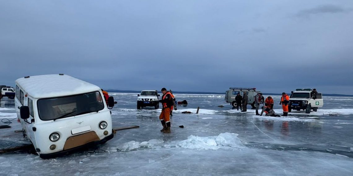 Хөвсгөл нуурт цөмөрсөн автомашиныг татан гаргажээ