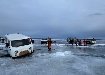Хөвсгөл нуурт цөмөрсөн автомашиныг татан гаргажээ