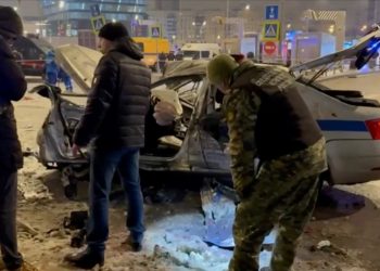 Амиа золиослогч этгээд Москвагийн өртөөн дээр бөмбөг дэлбэлсний улмаас цагдаагийн албан хаагчийн хамт амь үрэгджээ