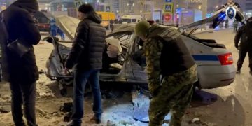 Амиа золиослогч этгээд Москвагийн өртөөн дээр бөмбөг дэлбэлсний улмаас цагдаагийн албан хаагчийн хамт амь үрэгджээ