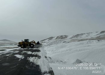 УБ-Мандалговь чиглэлийн авто замын зорчих хэсэг цасаар хучигдсаныг цэвэрлэж байна