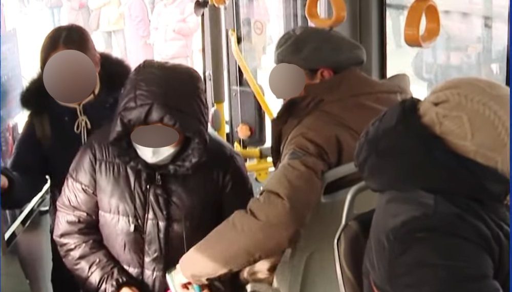 Автобусаар зорчиж байгаа бүх иргэнийг мөнгөө төлдөг болгох зорилгоор орох хаалган дээр хаалт байршуулжээ