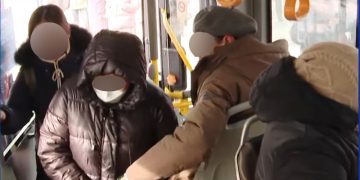 Автобусаар зорчиж байгаа бүх иргэнийг мөнгөө төлдөг болгох зорилгоор орох хаалган дээр хаалт байршуулжээ