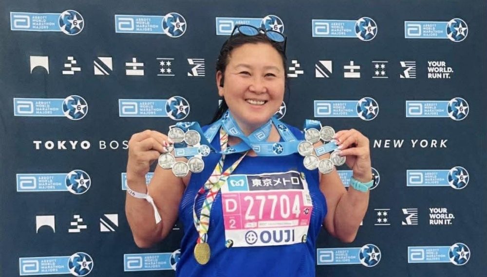 Д.Алимаа дэлхийн их зургаан марафонд гүйж, хос “6 одот” медаль хүртсэн анхны Монгол хүн боллоо