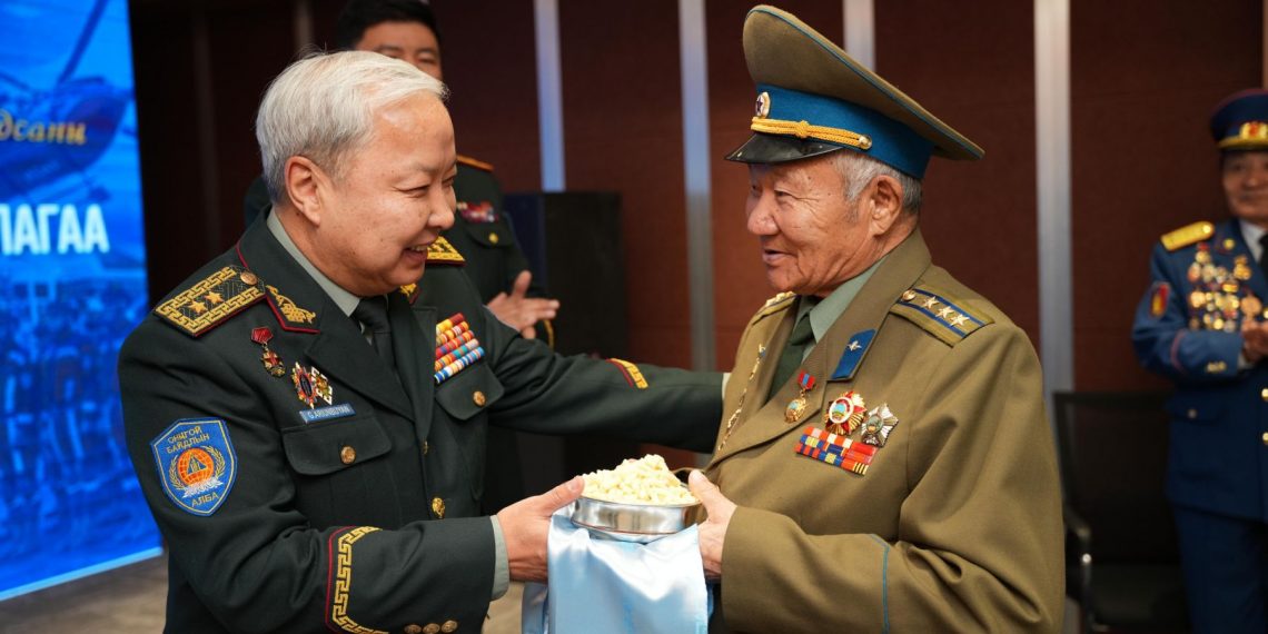 “Үйлчилгээний гавьяат ажилтан” цол хүртсэн бэлтгэл хурандаа Г.Чулуунд хүндэтгэл үзүүллээ