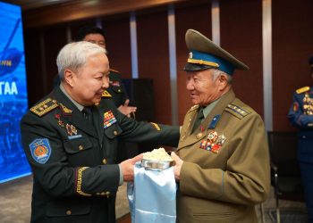 “Үйлчилгээний гавьяат ажилтан” цол хүртсэн бэлтгэл хурандаа Г.Чулуунд хүндэтгэл үзүүллээ