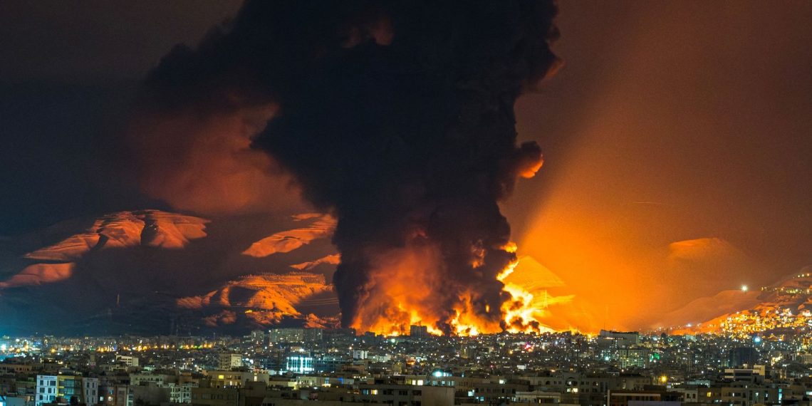 Газрын тосны байгууламж агаарын цохилтод өртсөний улмаас Иранд хортой “хар бороо” орж байгааг ДЭМБ анхааруулав