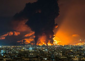 Газрын тосны байгууламж агаарын цохилтод өртсөний улмаас Иранд хортой “хар бороо” орж байгааг ДЭМБ анхааруулав