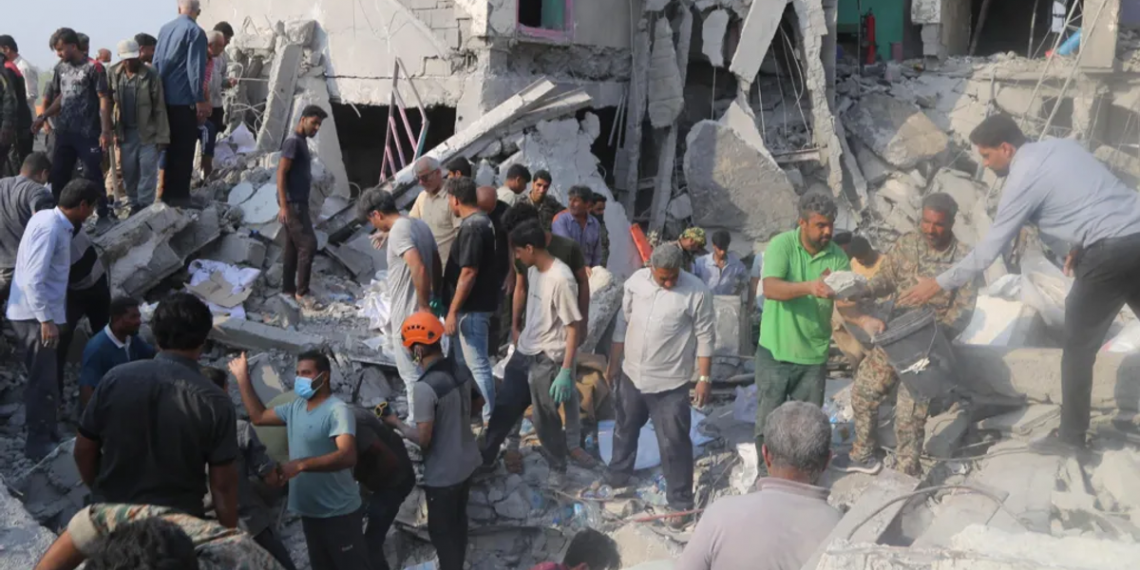 Сургуульд цохилт өгсний улмаас Иранд дор хаяж 153 хүн амиа алджээ