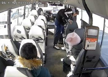 БИЧЛЭГ: Автобусны жолоочийг доромжлон, эд зүйл эвдэн, цонхоор буужээ