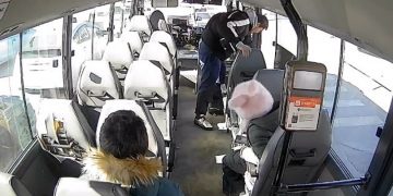 БИЧЛЭГ: Автобусны жолоочийг доромжлон, эд зүйл эвдэн, цонхоор буужээ