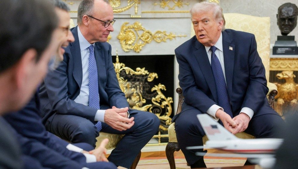 Трамп АНУ-г дэмжсэнгүй хэмээн Испанийг сүрдүүлжээ