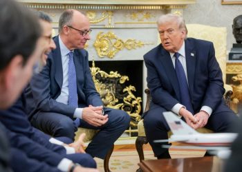 Трамп АНУ-г дэмжсэнгүй хэмээн Испанийг сүрдүүлжээ