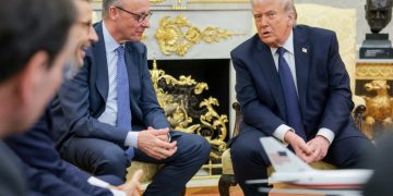 Трамп АНУ-г дэмжсэнгүй хэмээн Испанийг сүрдүүлжээ