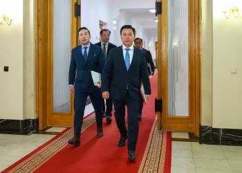 Өргөсөн тангаргаасаа няцаж, ёс зүйгүй авирлан, чуулганы хуралдаанд тасалдаг УИХ-ын гишүүнийг эгүүлэн татахтай холбоотой хуулийн төслийг өргөн барилаа