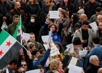 Сиричүүд согтууруулах ундааны хязгаарлалтыг эсэргүүцэн жагсжээ