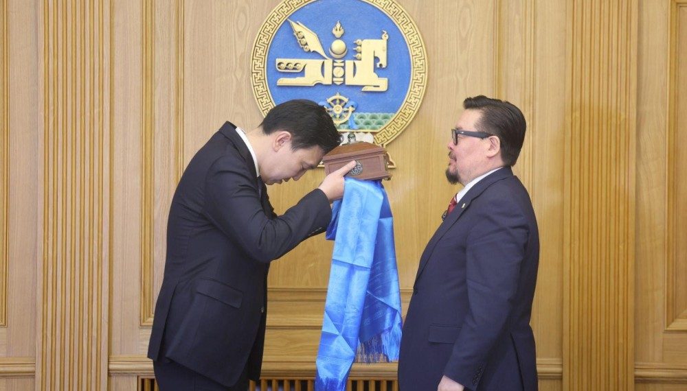 Монгол Улсын 35 дахь Ерөнхий сайд Н.Учрал Засгийн газрын тамгаа авлаа