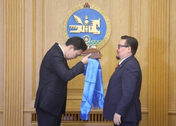 Монгол Улсын 35 дахь Ерөнхий сайд Н.Учрал Засгийн газрын тамгаа авлаа