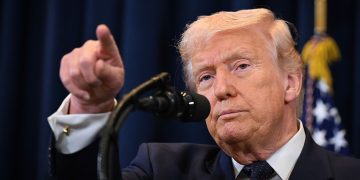 Ираны эрх баригчдыг Трамп дахин сүрдүүлэв