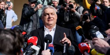 Виктор Орбан ялагдлаа хүлээн зөвшөөрлөө